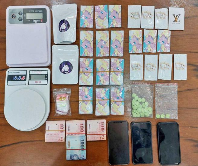 警方第二次搗破楊男住處，查扣印有寶可夢「夢幻」之毒品咖啡包、少見的哈密瓜錠以及彩虹菸等毒品和現金等贓物。（圖／警方提供）