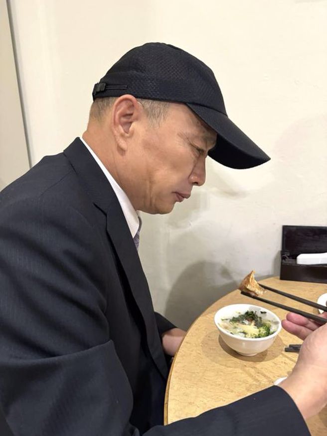 立法院21日挑燈夜戰續審國會改革法案，立法院長韓國瑜在凌晨發文曝心聲。(翻攝自韓國瑜臉書)