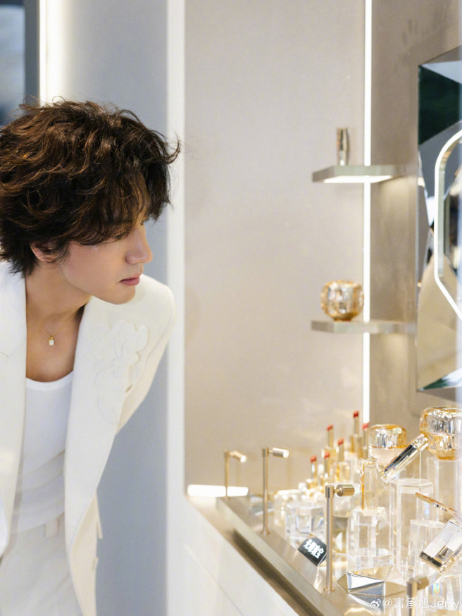 言承旭的精修圖像白馬王子。（圖／言承旭微博）