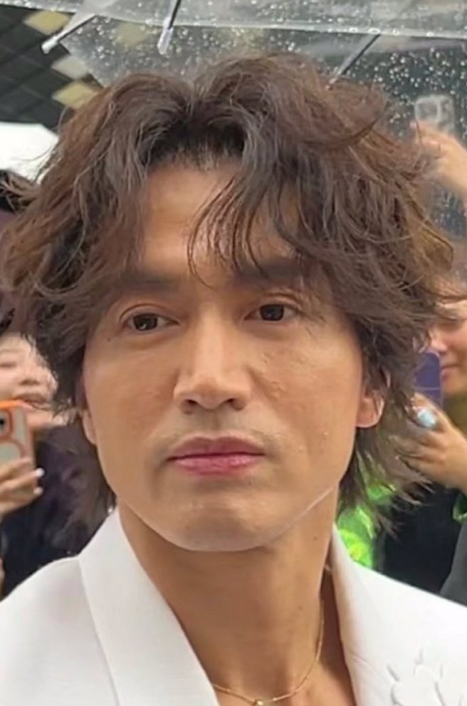 言承旭的無P照曝光，臉上有點小顆粒。（圖／微博）