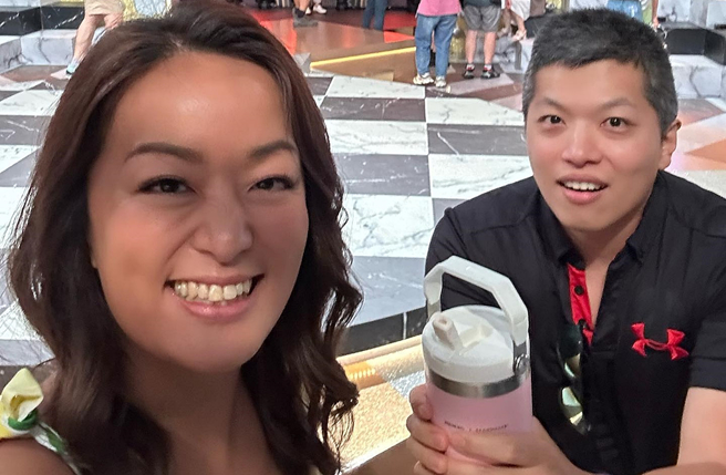 凯莉与Ken是《百灵果》主持人。（图／翻摄自百灵果News脸书）