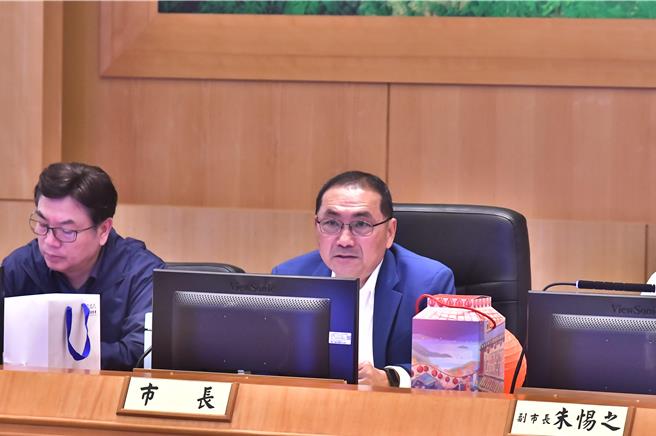 康橋中學校車疑因超速2個月2度出意外，新北市長侯友宜今在市政會議上撂重話表示，交通安全零容忍，教育局已成立聯合稽小組，將依私校管理辦法從重面對。（陳慰慈攝）