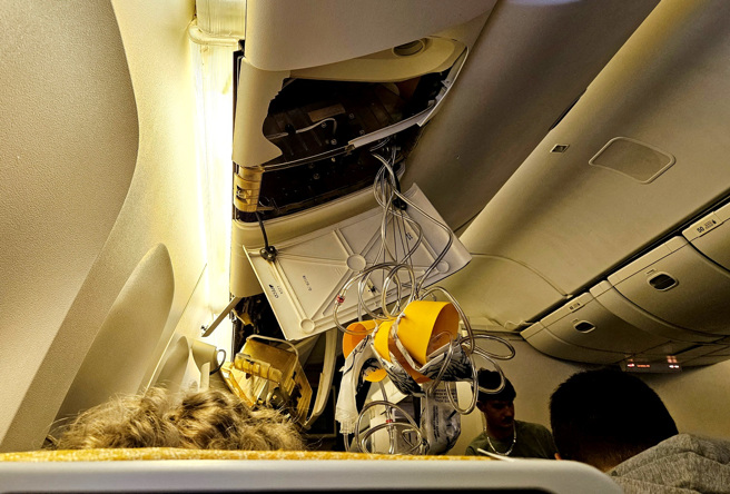 新加坡航空波音客機21日遭遇「極強烈亂流」，釀成1死30人受傷，先前有調查指出，座位也會影響乘客對亂流的感受，最理想的座位是飛機重心周圍，也就是機翼前方的位置。（圖／路透社）