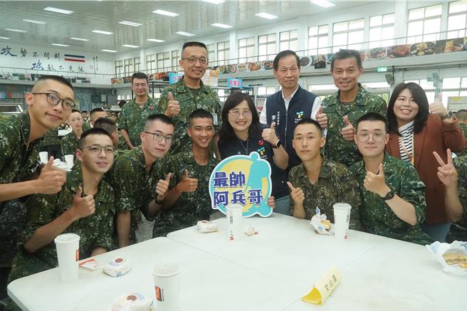端午節將屆，台北市副市長林奕華21日在台北市軍人服務站長吳遠里的陪同下，率兵役局李治安等局處首長，前往台中成功嶺探視慰問北市籍役男。（台北市兵役局提供／丁上程台北傳真）