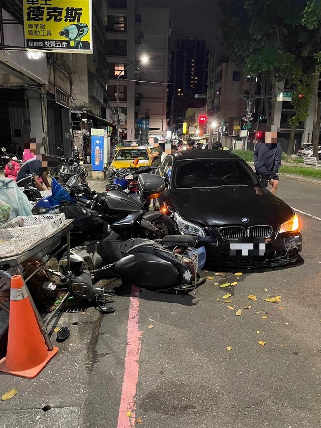 陳男失控擦撞路旁車輛。（三重警分局提供／張鎧乙新北傳真）