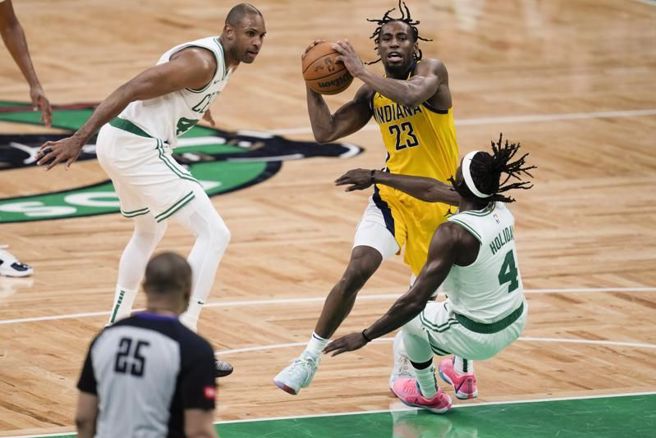 溜马尼史密斯持球撞人犯规。（美联社）