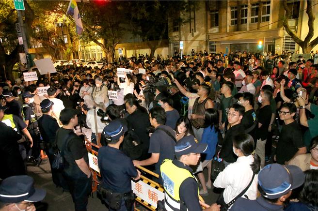 國民黨立委羅智強今受訪時解釋，外面的民眾是表達心聲，居然被綠委當成恐嚇在野的工具，今天瞧不起的就是洪申翰。對此，洪申翰提醒，真心關懷藍白立委進出要小心。（本報資料照片／趙雙傑攝）