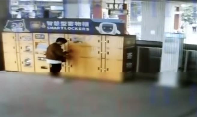 洪男在21日上午退房後，搭乘計程車到中捷水安宮站，將私人物品放置在電子寄物箱內。（警方提供／王煌忠台中傳真）