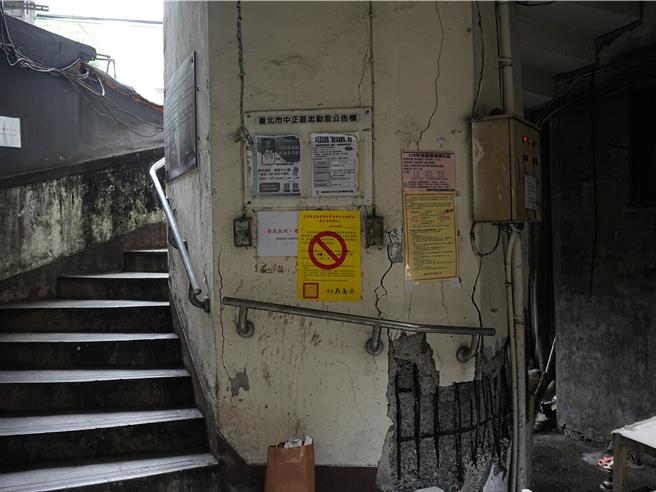 南機場整宅在0403花蓮強震中受損，其中受災最嚴重的單元四在事發後加速都更進展。(黃敬文攝)