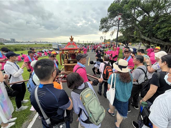 「暗访文史走读行」活动，有达人随行导览，跟着清水祖师走访淡水街道，深入感受绕境的魅力。（淡水古蹟博物馆提供／张铠乙新北传真）