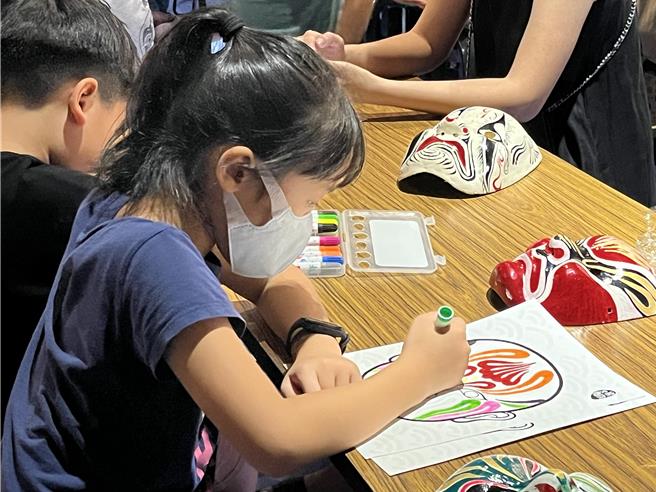 淡水古蹟博物馆推出「百将脸谱彩绘乐」活动，邀请匠师透过彩绘百将图卡分享传承百年的「扮百将」。（淡水古蹟博物馆提供／张铠乙新北传真）