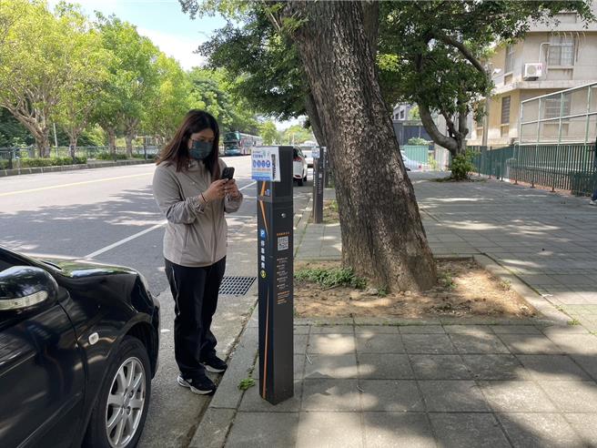 新竹市自今年5月1日起在熱門商圈路段及學校家長接送區啟用306席智慧停車柱，實施至今，平均停車使用率較原人工開單成長40％。（新竹市政府提供／陳育賢新竹傳真）