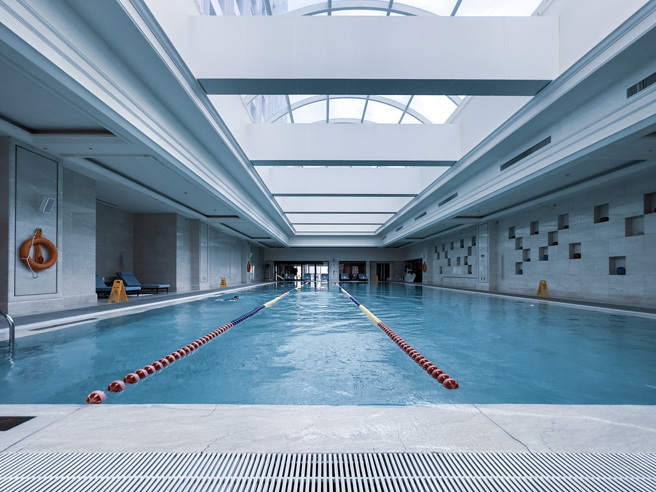 印度一名18岁少年遭跳水者的膝盖重击，跌落水中后不幸溺毙，救生员目睹全程却没有任何作为。（示意图：Shutterstock／达志）