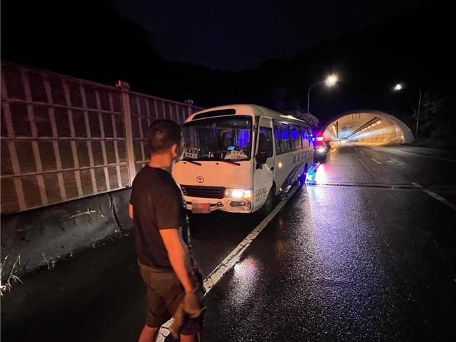 康桥中学校车继3月事故后，5月又在同地点文山隧道发生撞隧道墙壁意外。（民眾提供）