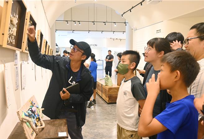 海废变黄金？学生与艺术家当创作素材，21日起在澎管处澎湖游客中心展出「未来化石：海废艺术创作联合展览」，艺术家解说如何让学生原先只有骨骼样貌拼贴画在创作中长成栩栩如生的生物。（澎管处提供／许逸民澎湖传真）