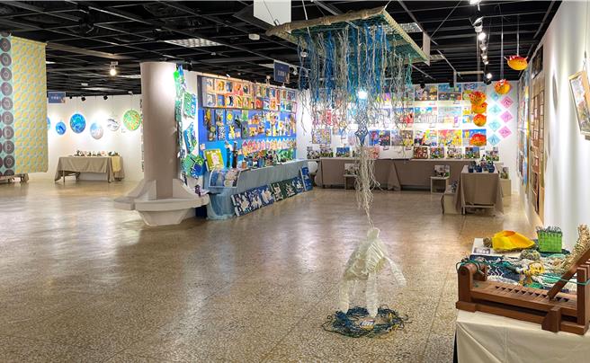 海废变黄金？学生与艺术家当创作素材。而一年一度的「澎湖县国民中小学艺术深耕静态成果展」，也于17日在澎湖县文化局文馨画廊展出13校学生作品。（澎湖县政府提供／许逸民澎湖传真）