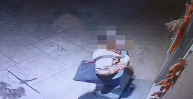 台中捷运今上午惊传砍杀事件，20岁洪姓男子持3刀忽然在车厢持刀对着乱砍。（图 / 翻摄画面）