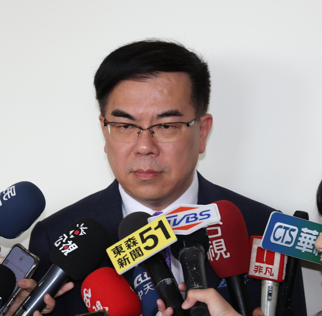 立法院社会福利及卫生环境委员会邀请环境部长彭启明（图）列席报告业务概况并备质询，列席的彭启明会前受访。（刘宗龙摄）