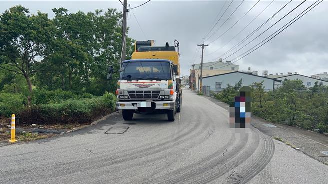 大货车驾驶肇事后直接离开现场。（民眾提供／李京升苗栗传真）