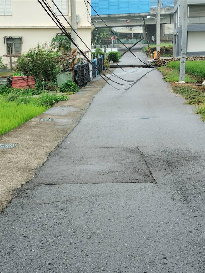 电杆被硬生生扯断。（民眾提供／李京升苗栗传真）