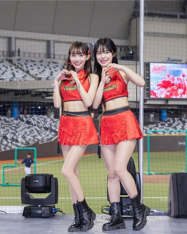 林襄（左）、李多慧在今年成为小龙女。（莉奈享务所提供）