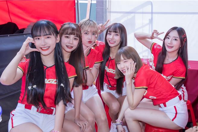 小龙女中有多位人气女神。（莉奈享务所提供）