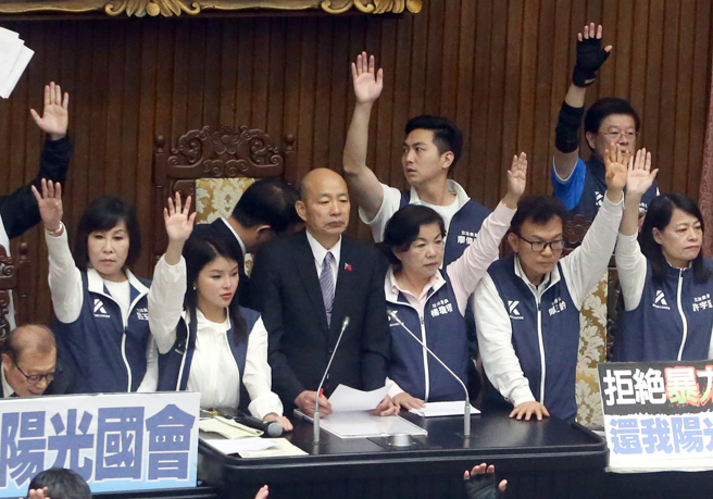 立法院21日院会继续处理国会改革相关法案，立法院长韩国瑜（中）宣布以举手方式表决。（资料照,赵双杰摄）