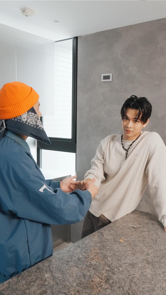 高爾宣推出〈襪子不洗〉MV。(龍大謝音樂提供)