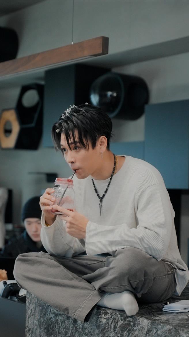 高爾宣推出〈襪子不洗〉MV。(龍大謝音樂提供)