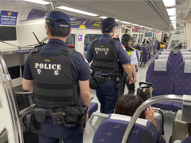 桃园市警察局加强桃园捷运的见警率，避免有心人士有模仿的行为。（桃园捷运公司提供）