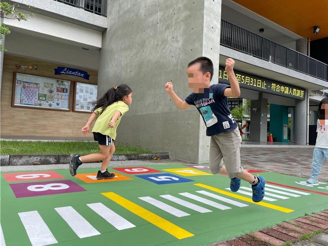 「數學百步道」讓學童歡樂面對數字，還兼具運動效果。（蓮潭國中小學提供／寶智華台南傳真）
