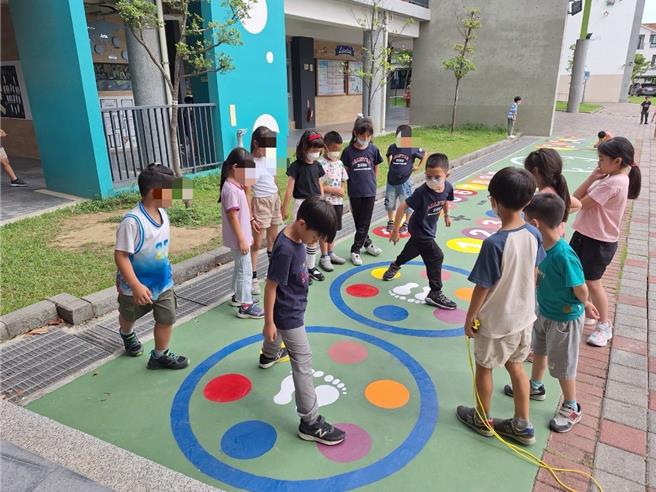 顏色對稱區的玩法多變，中高年級學童也愛玩。（蓮潭國中小學提供／寶智華台南傳真）