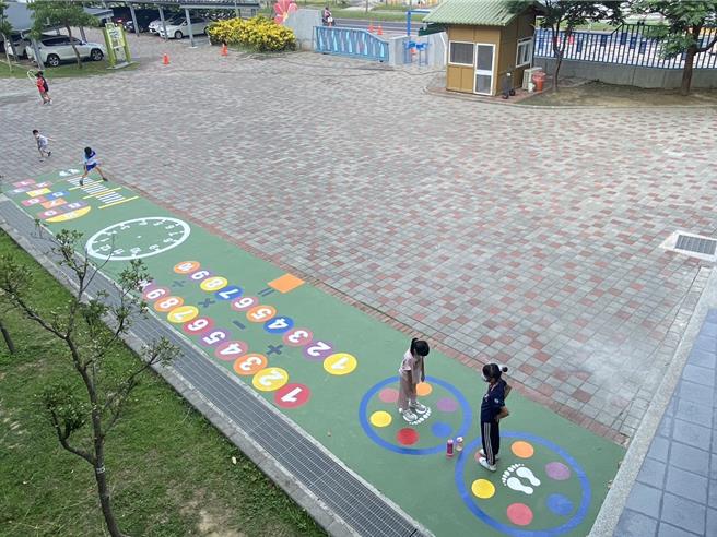 「數學百步道」5月啟用，為蓮潭國中小學學童提供一處寓教於樂的活動空間。（蓮潭國中小學提供／寶智華台南傳真）