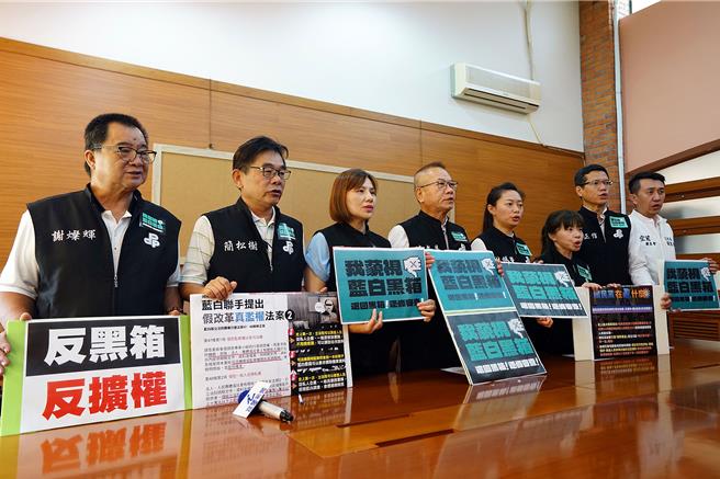 民進黨宜蘭縣議員謝燦輝、簡松樹、呂惠卿、陳文昌、林佩螢、林詩穎、謝正信、謝家倫（從左至右）今痛批藍白立委無限上綱擴權，是侵害民眾權益。（李忠一攝）