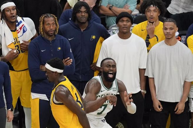 塞尔提克杰伦布朗(中)在正规赛读秒阶段投进追平三分球。（美联社）