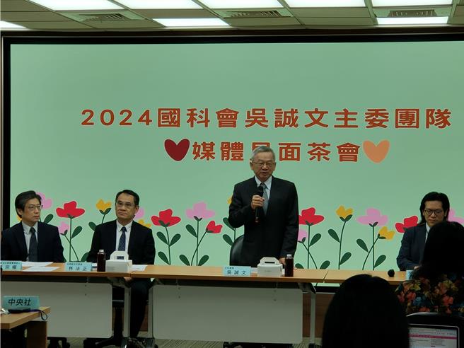 國科會主委吳誠文（中）於22日率領政務副主委林法正（左2）、陳炳宇（右1）與常務副主委陳宗權（左1）舉辦媒體茶敘。（李侑珊攝）