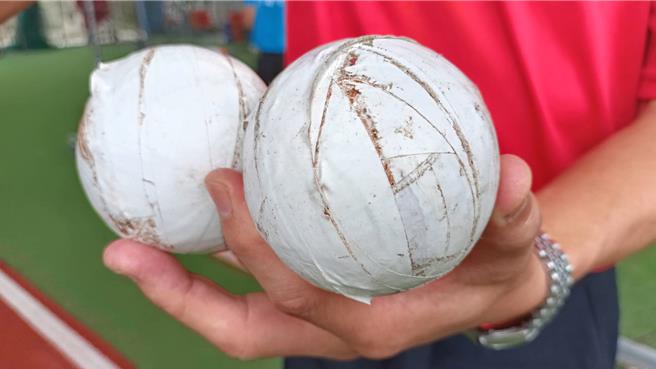 彰化縣員林市東山國小棒球隊的訓練用球都用白色膠布包裹，破了就再用膠布包住，重覆使用。（孫英哲攝）