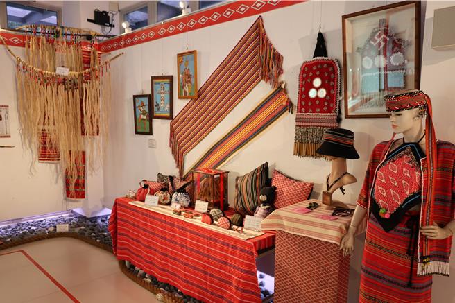 泰雅文物館透過「泰雅傳統製線工序體驗」活動，保存並傳承泰雅族傳統製線工藝。（謝明俊攝）