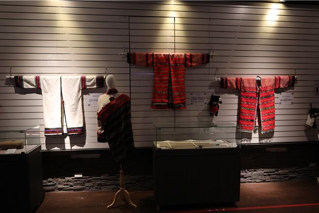 泰雅文物館透過「泰雅傳統製線工序體驗」活動，保存並傳承泰雅族傳統製線工藝。（謝明俊攝）