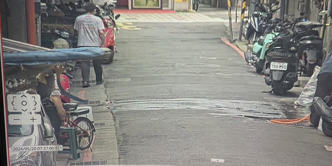 简男20日上午现身和平西路三段。( 民眾提供 )