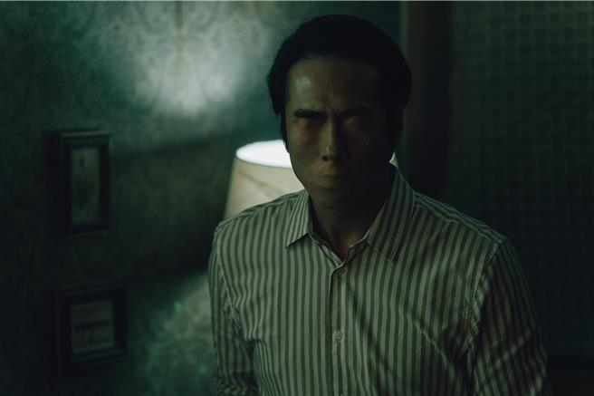 庄凯勛以无脸男诡谲模样登场，出现在女儿梦境中。（图／逆光电影股份有限公司提供）