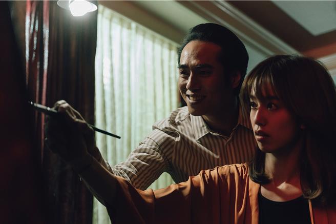 庄凯勛（左）在《幸福房屋事件簿》扮演女主角陈庭妮的父亲，是贯穿故事的灵魂人物。（图／逆光电影股份有限公司提供）