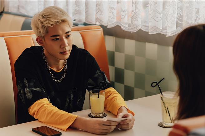 黄信赫为角色染金髮，且有很多情绪沉重、难过的戏。（图／逆光电影股份有限公司提供）