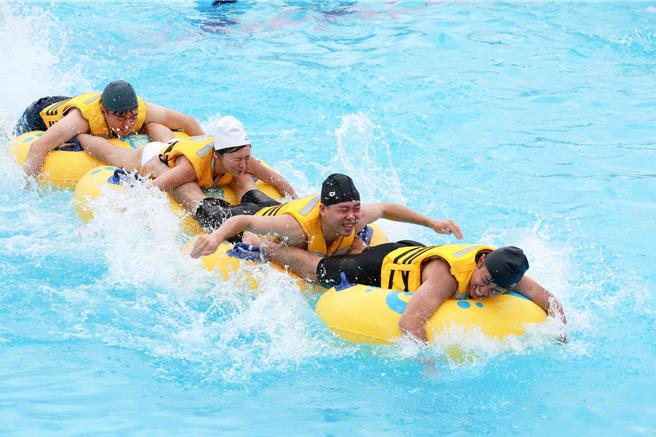 台中市丽宝乐园今年推出「人体龙舟赛」，将于6月8日、6月9日在马拉湾登场，游客4人1组以泳圈组成「人体龙舟」，透过手脚划水前进，最快抵达终点者获胜。（丽宝乐园提供／张妍溱台中传真）