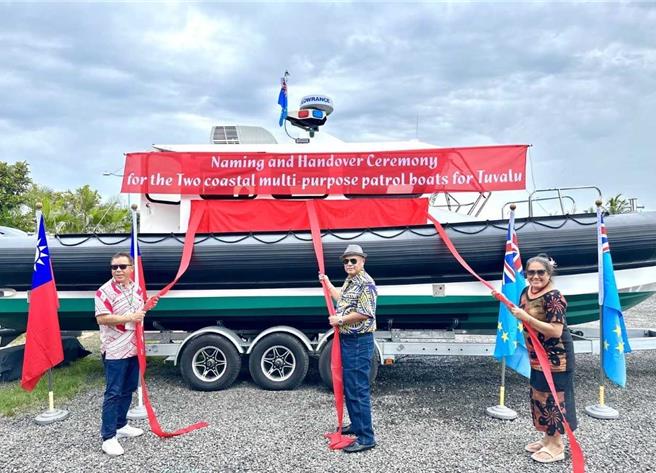 吐瓦魯總理戴斐立昨日南下出席我國援贈巡防艇儀式。（外交部提供）