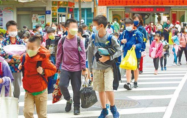 台北市教育局為因應基隆殺人未遂犯趁機潛入校園，宣布無限期暫停開放校園，直到犯嫌落網。（中時資料照片／劉瑋晴台北傳真）