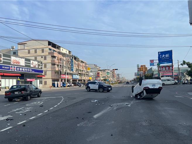 高雄市仁武区凤仁路与新生路口，今天上午发生一起3车擦撞导致1车翻覆意外。（警方提供／林雅惠高雄传真）