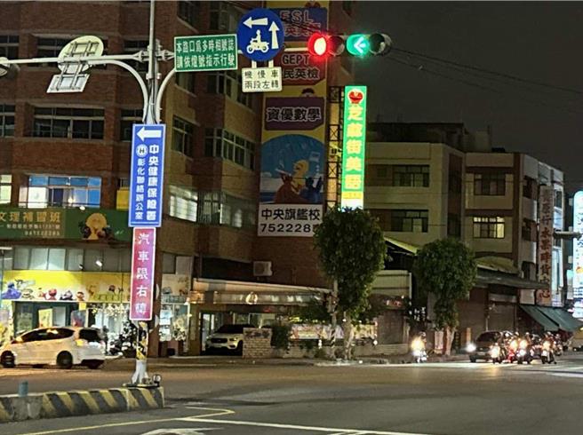 彰化市中山路北上中央路口，厂商在21日误挂「汽车限右转」的交通指示牌，造成许多人用路人误解。（民眾提供／孙英哲彰化传真）