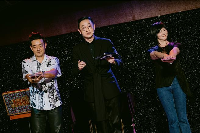 岑永康、张佩珊夫妻上台体验「爱心飞越」魔术。（图／大清华传媒提供）