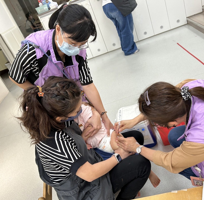 自5月23日起提供设籍新北经济弱势家庭，3岁(含)以下婴幼儿公费接种肠病毒疫苗。(图/新北市政府卫生局提供)